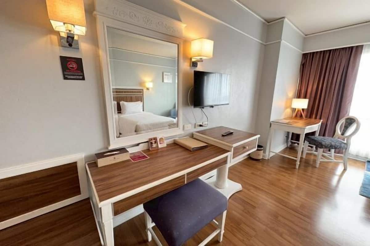 Minibar, caja fuerte, escritorio y cortinas opacas