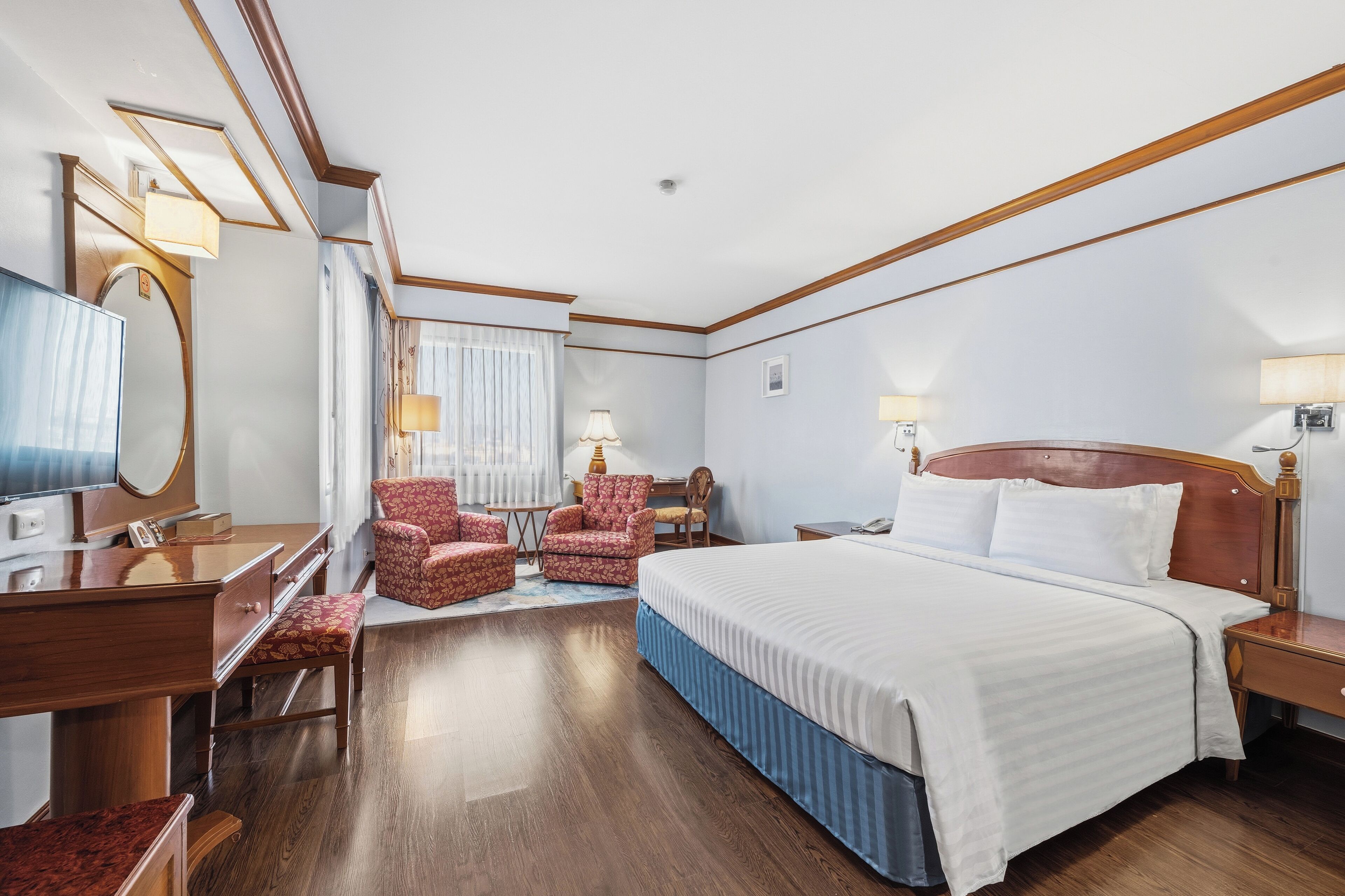 Junior Suite | In-room safe, desk, blackout curtains, iron/ironing board