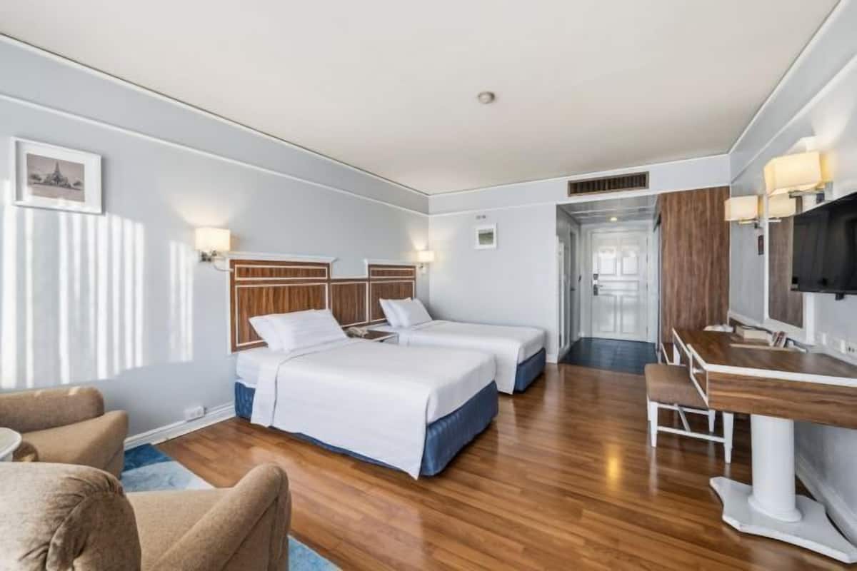 Caja de seguridad en la habitación, escritorio y cortinas blackout