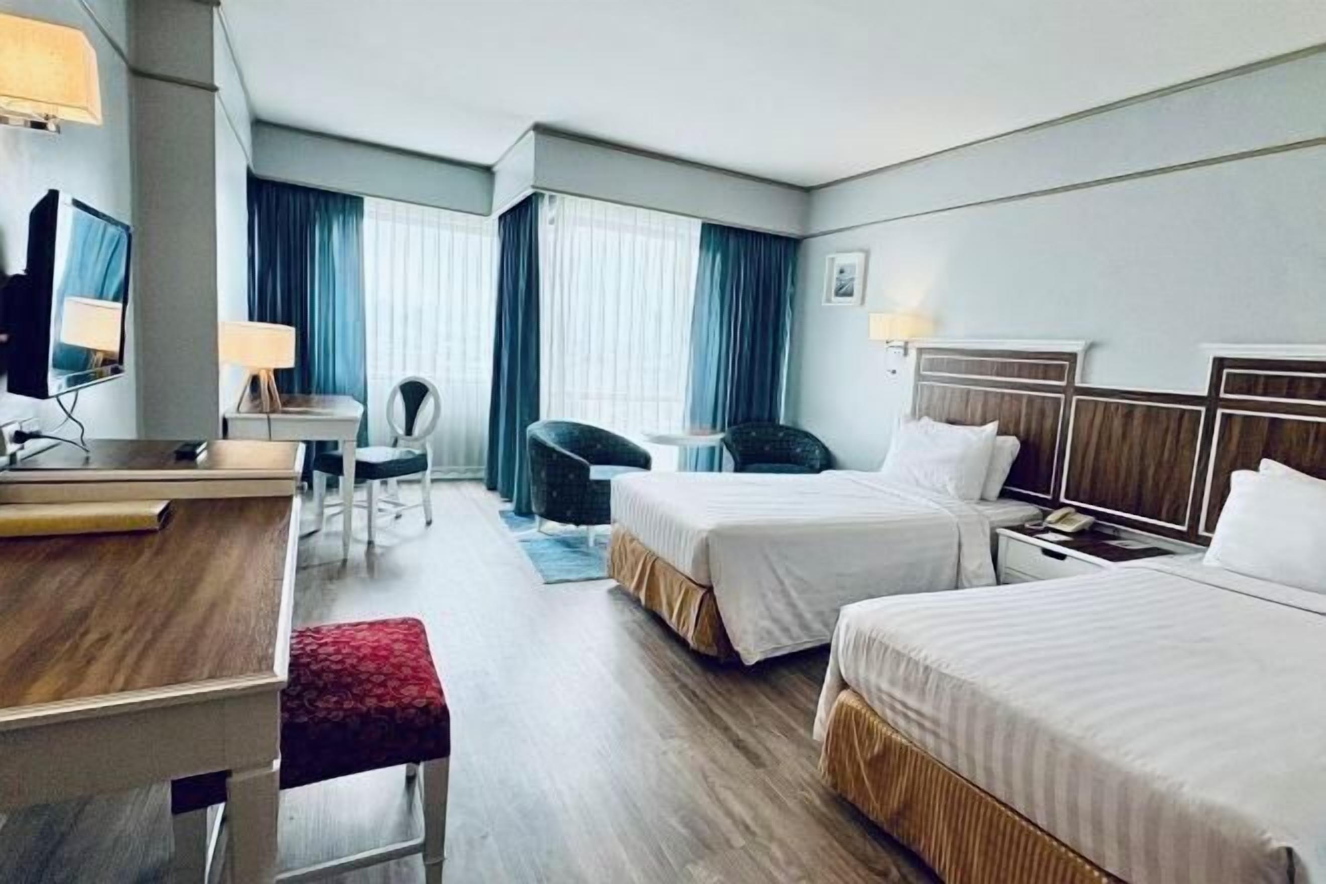 Caja de seguridad en la habitación, escritorio y cortinas blackout 