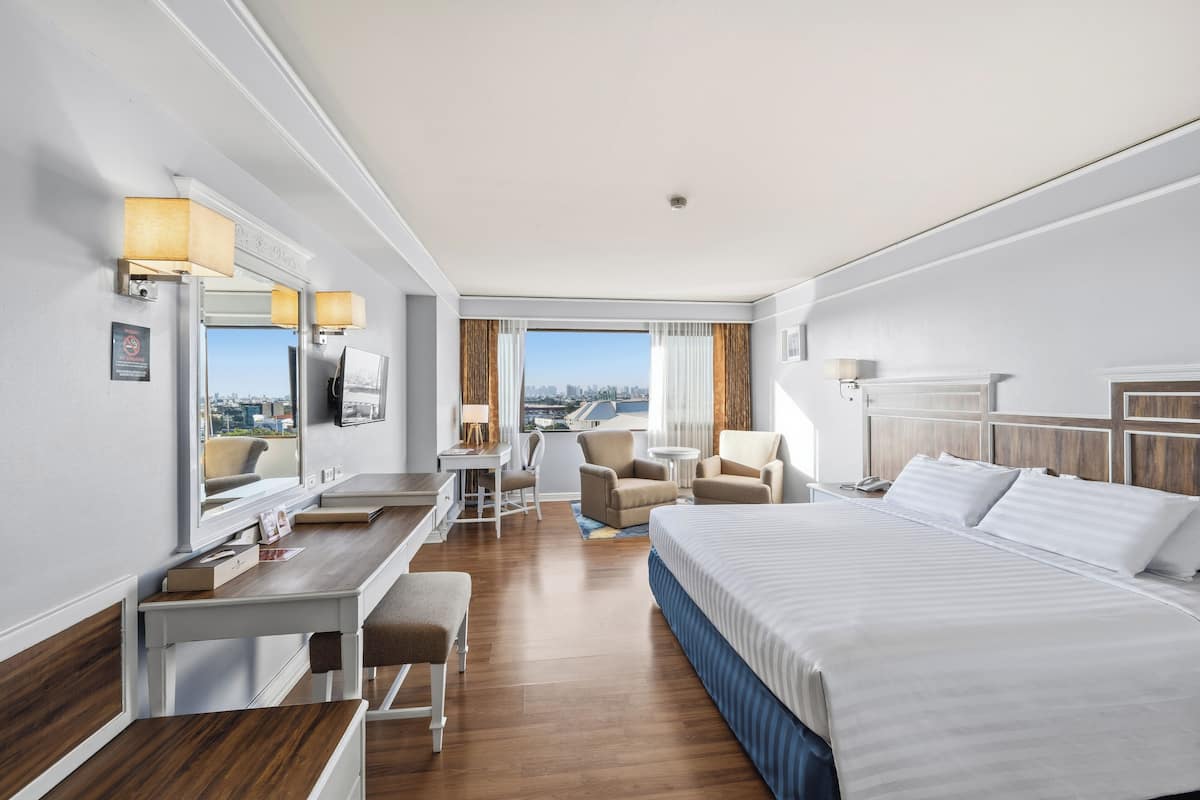 Super Deluxe Room - King | In-room safe, desk, blackout curtains, iron/ironing board