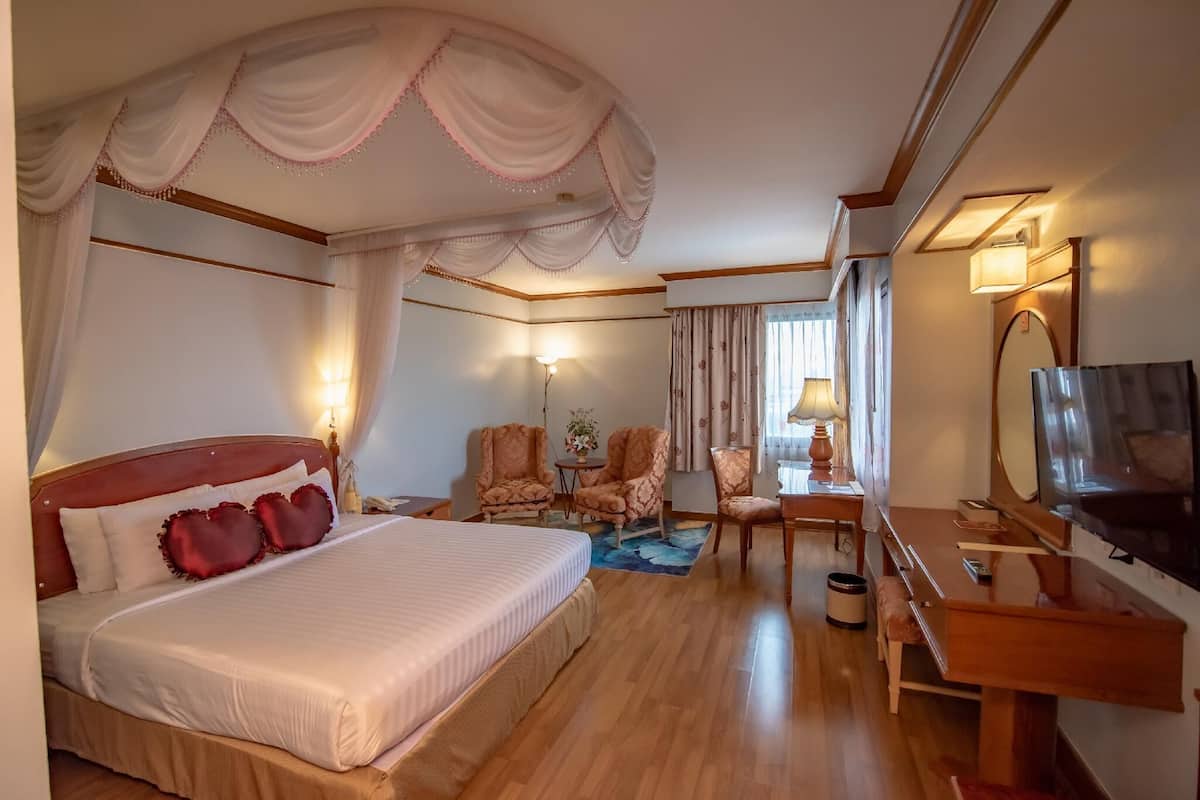 Junior suite | Een minibar, een kluis op de kamer, een bureau, verduisterende gordijnen