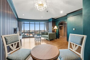 Auspicious Suite | In-room safe, desk, blackout curtains, iron/ironing board - Town In Town Hotel Bangkok (Bangkok)