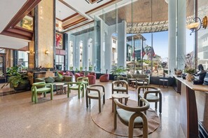 Lobby sitting area - Town In Town Hotel Bangkok (Bangkok)