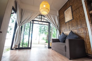 Sea View | Coin séjour | Télévision LED de 21 pouces avec chaînes par satellite, télévision