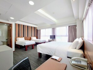 In-room safe, desk, laptop workspace, blackout curtains - Le Prabelle Hotel (Kowloon)