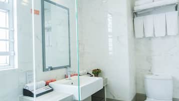 Quadruple Suite | Bathroom | Shower, free toiletries, hair dryer, slippers
