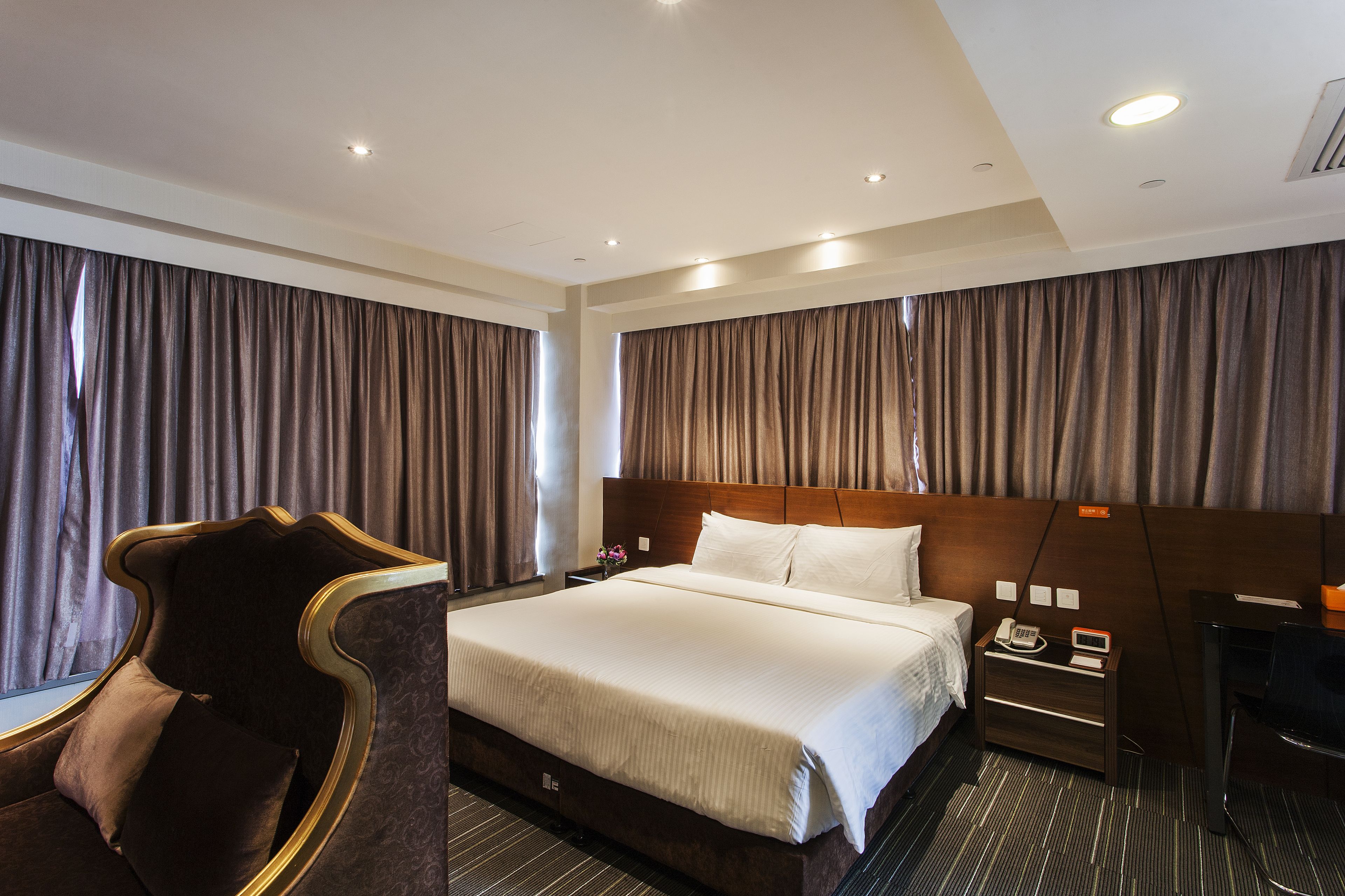 bob suite (best of the best) | in-room safe, desk, blackout curtains, iron/ironing board