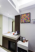 豪华双人房 | 客房内保险箱、办公桌、遮光窗帘、熨斗/熨板