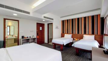 Neljän hengen perhehuone, useita sänkyjä, tupakointi kielletty, kaupunkinäköala | Oleskelualue | 32–tuumainen LCD-televisio, jossa digitaalikanavat