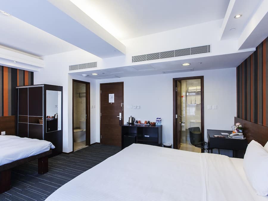 Premium Suite | Peti besi dalam bilik, meja, ruang kerja komputer riba