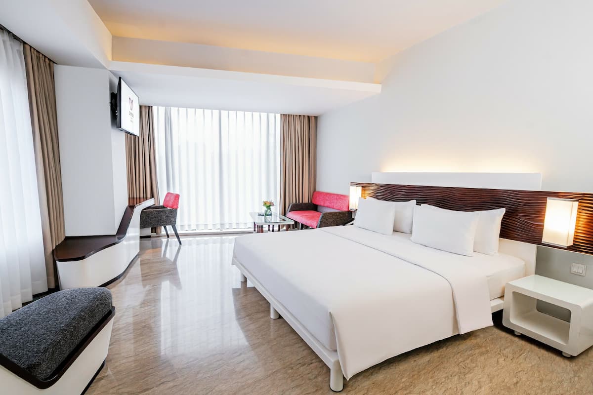 deluxe room | minibar, in-room safe, desk, blackout curtains