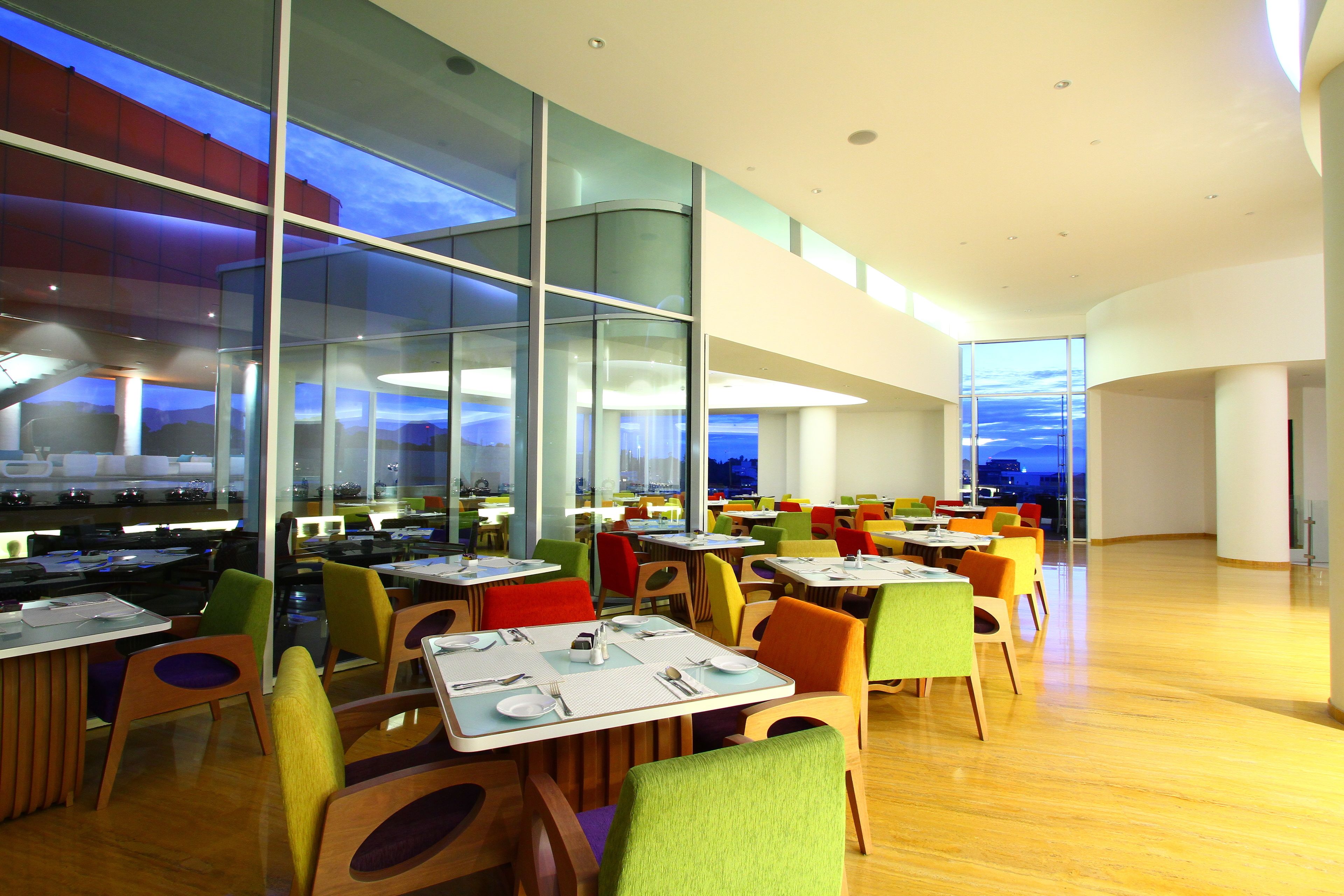 breakfast, lunch served; international cuisine, al fresco dining