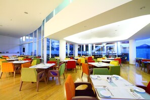 Frokost, lunsj og middag serveres, internasjonale retter, uteservering 