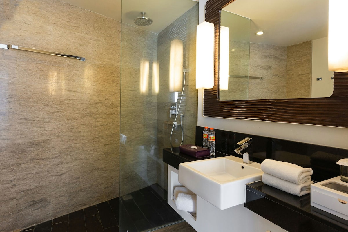 shower, rainfall showerhead, free toiletries, hair dryer