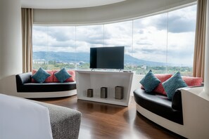 Sensa Suite | Minibar, in-room safe, desk, blackout drapes