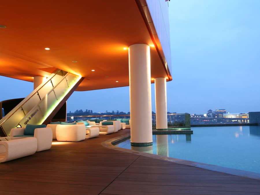 Alberca al aire libre y camastros