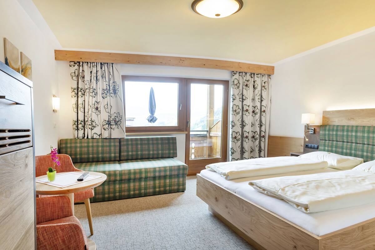 comfort double room, balcony, mountain view | 1 bedroom, in-room safe, free wifi, bed sheets