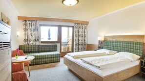 Comfort-Doppelzimmer, Balkon, Bergblick | Zimmersafe, kostenloses WLAN, Bettwäsche