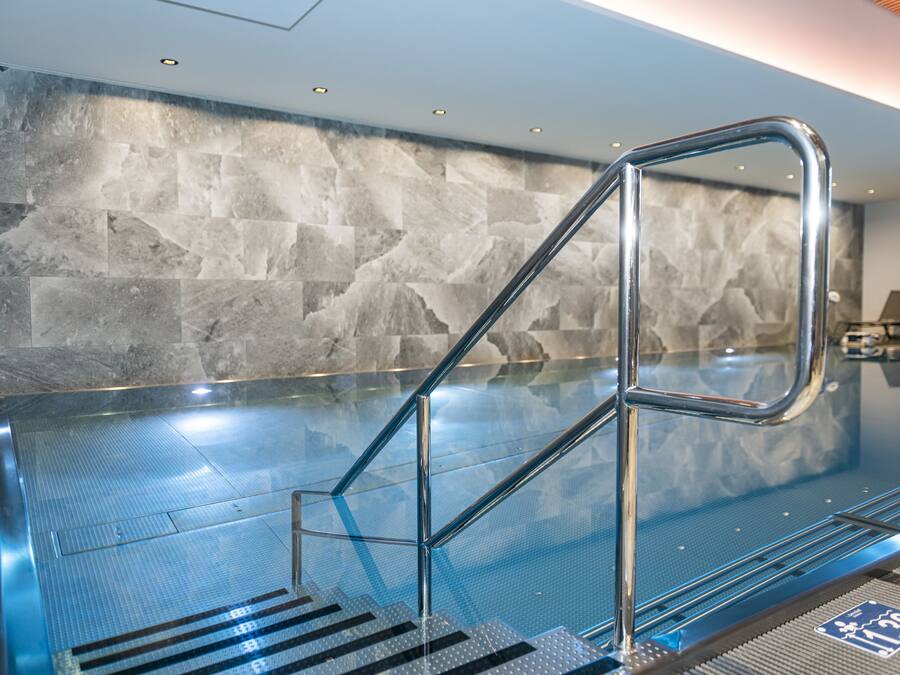 Indoor pool, sun loungers