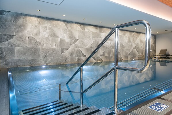 Indoor pool, sun loungers - Landhotel Tirolerhof - Wildschönau - PREMIUM Card im Sommer (Wildschönau)