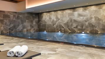 Indoor pool, sun loungers