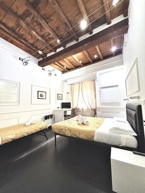 Triple Room | In-room safe, desk, free WiFi, bed sheets