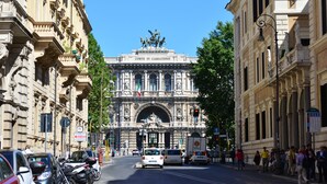 A historic building with ornate architecture and a prominent archway. - Antica Locanda dell'Orso (Rome)