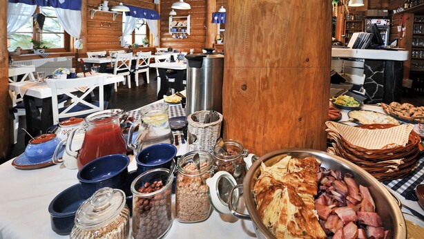 Un bufé con diversos alimentos y recipientes.