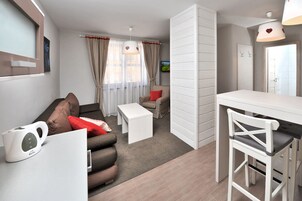 Suite, 1 Bedroom | Blackout drapes, cribs/infant beds, free WiFi, bed sheets