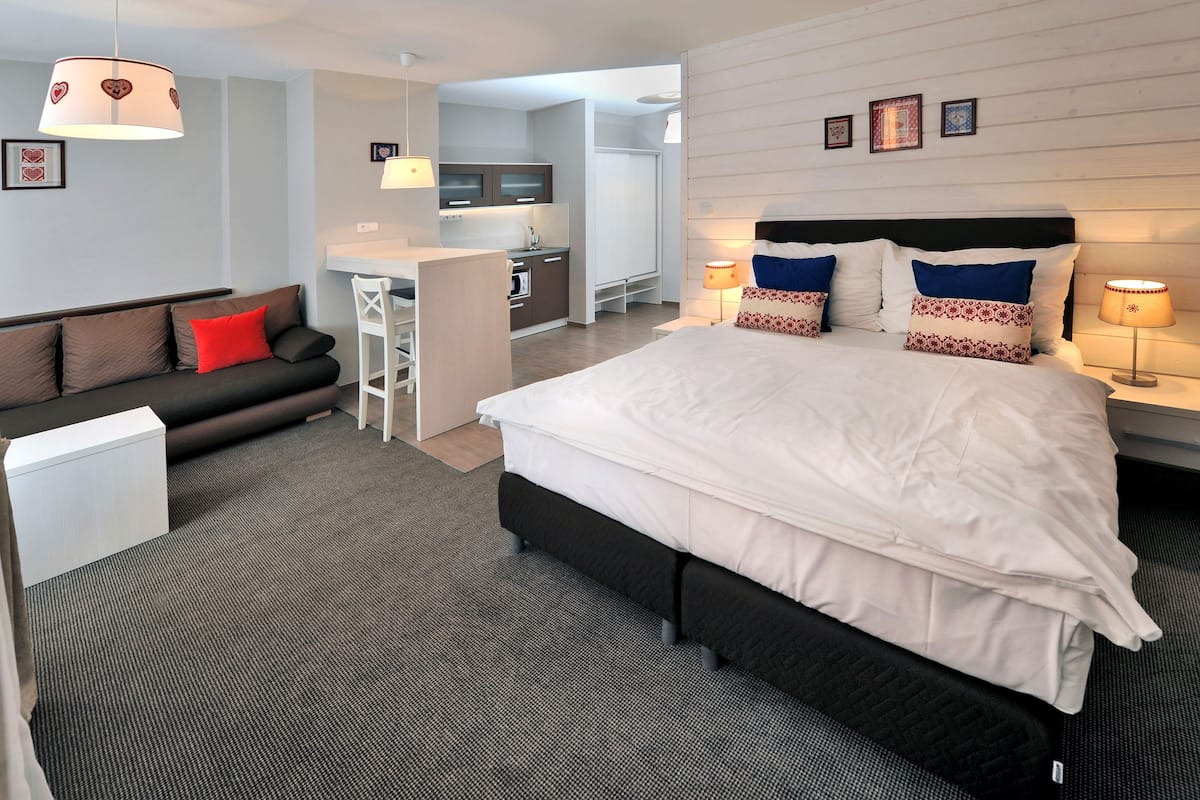 Studio | 1 bedroom, blackout drapes, cribs/infant beds, free WiFi