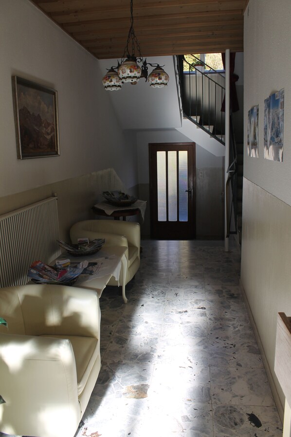 Lobby sitting area - Haus Maria (Bruck an der Grossglocknerstrasse)