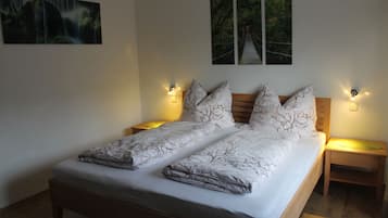 Standard-Doppelzimmer, Balkon, Stadtblick | Babybetten, kostenloses WLAN, Bettwäsche