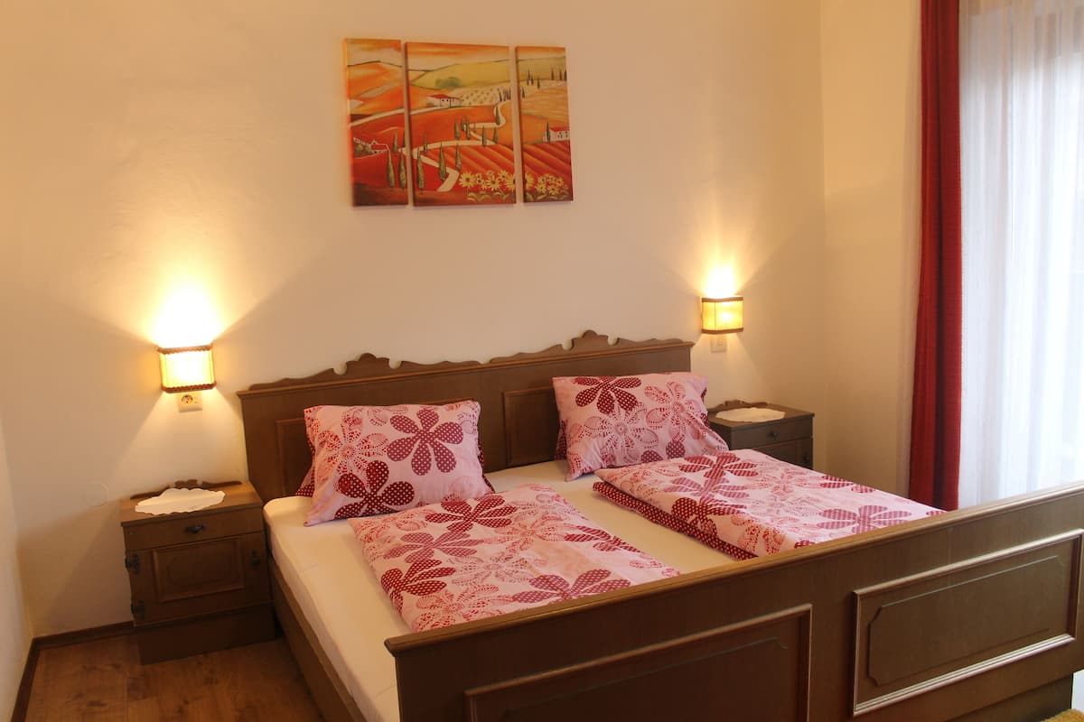 Standaard tweepersoonskamer, balkon, uitzicht op de stad | Babybedden (toeslag), gratis wifi, beddengoed
