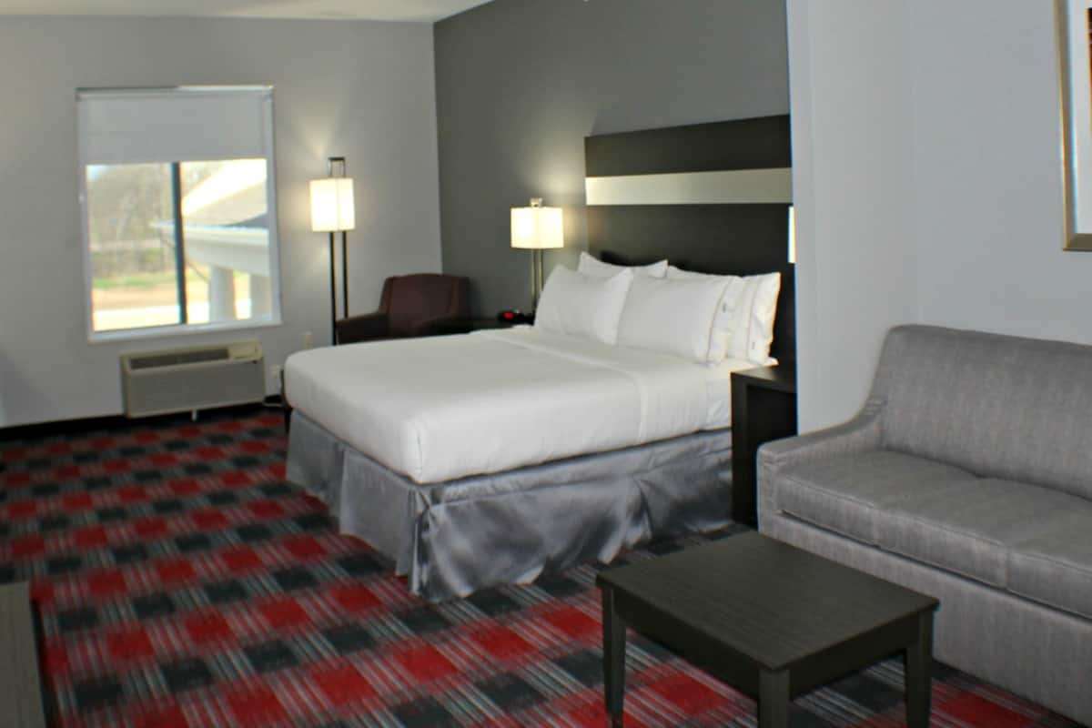 1 bedroom, desk, iron/ironing board, free cots/infant beds