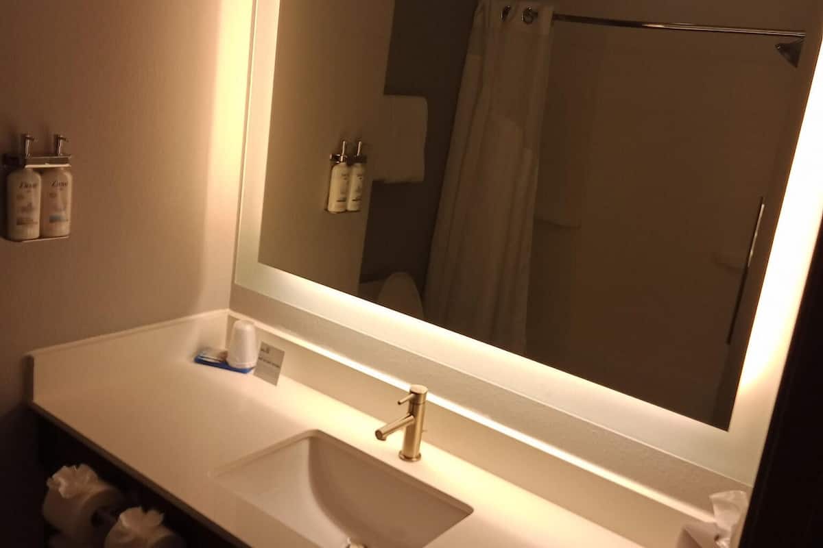 Chambre Standard | Bureau, fer et planche à repasser, lits bébé (gratuits)