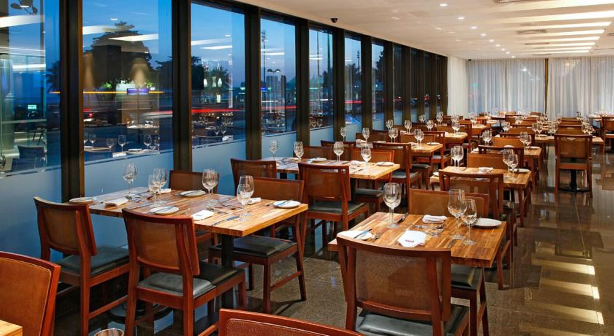 Breakfast, lunch, dinner served; seafood 