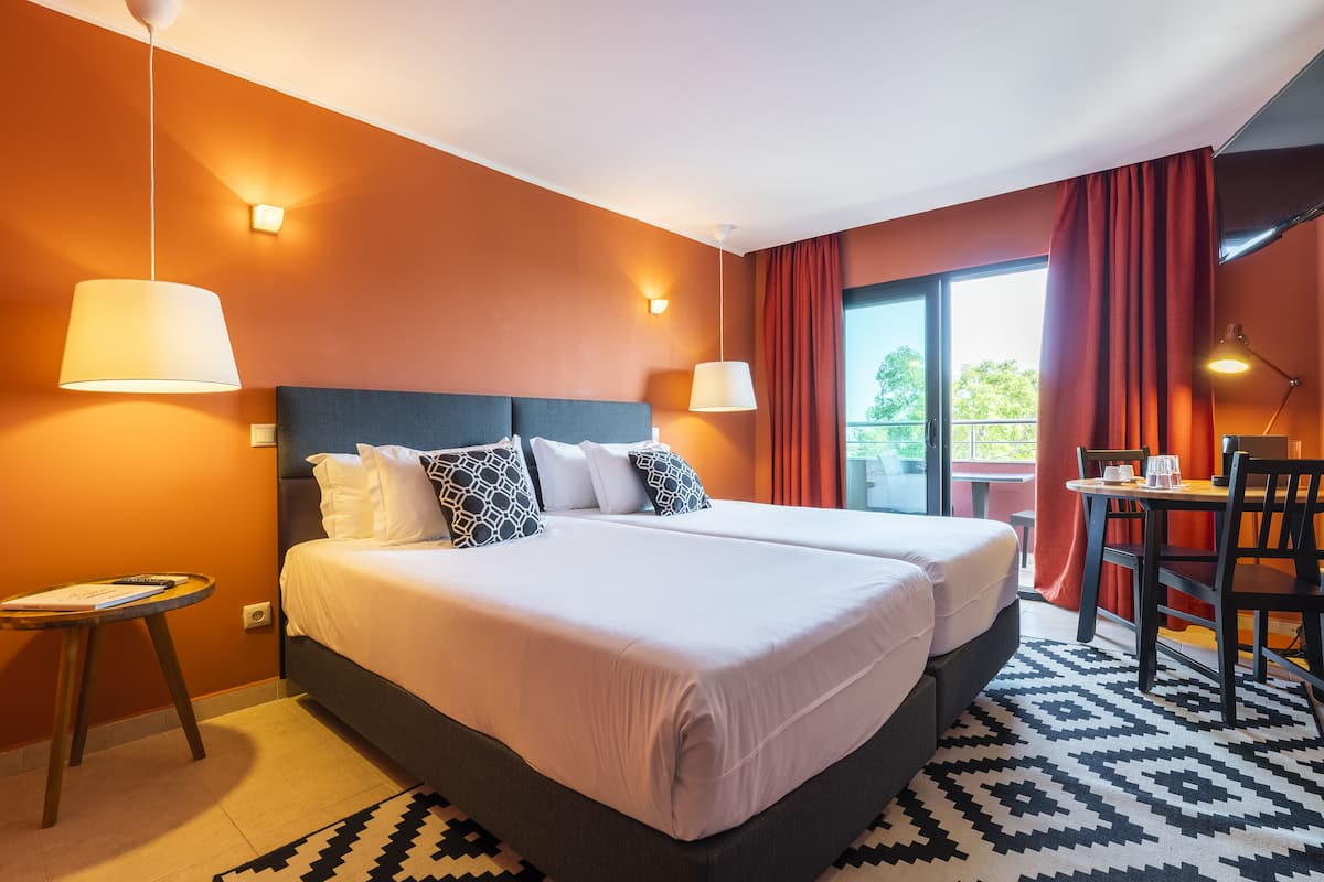 Economy kamer, 1 twee- of 2 eenpersoonsbedden | 1 slaapkamer, een bureau, verduisterende gordijnen, geluiddichte muren