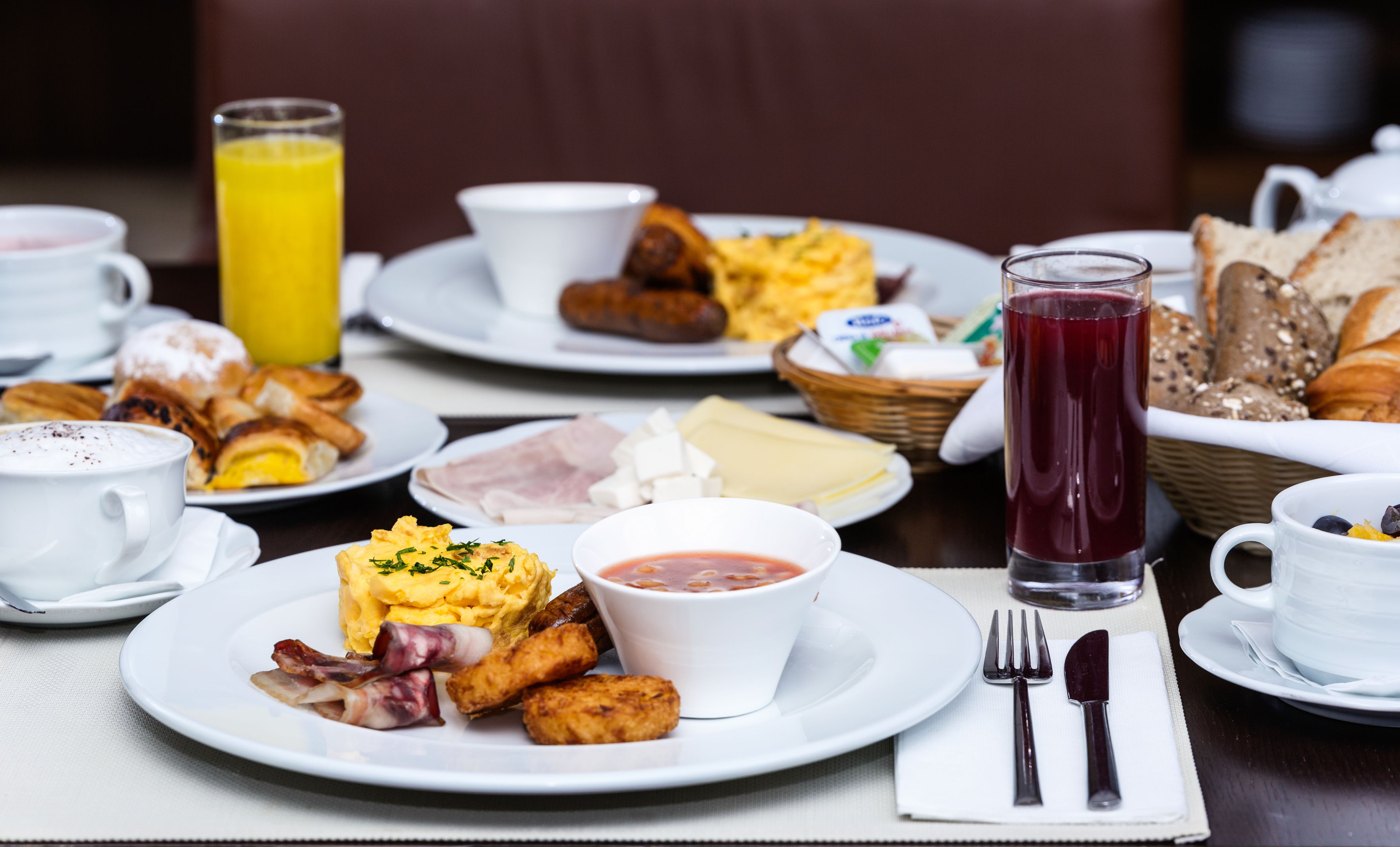 بوفيه فطور يوميًا بتكلفة قدرها (15 EUR للشخص)