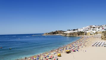 Una playa cerca, arena blanca