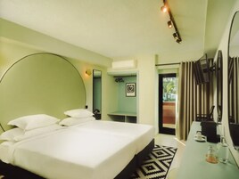 Economy Double or Twin Room | Desk, blackout drapes, soundproofing, iron/ironing board