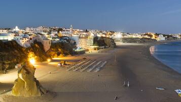 Playa en los alrededores y playa de arena blanca