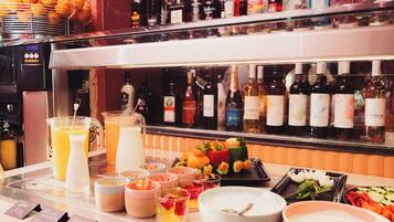 Petit déjeuner buffet servi tous les jours en supplément