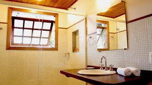 Suite Duplo, Vista Jardim | Bathroom | Shower, free toiletries, hair dryer, towels - Pousada Baía Blanca (Búzios)