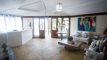 Área de estar no saguão