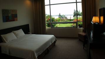 Deluxe Room | Minibar, iron/ironing board, free WiFi, bed sheets