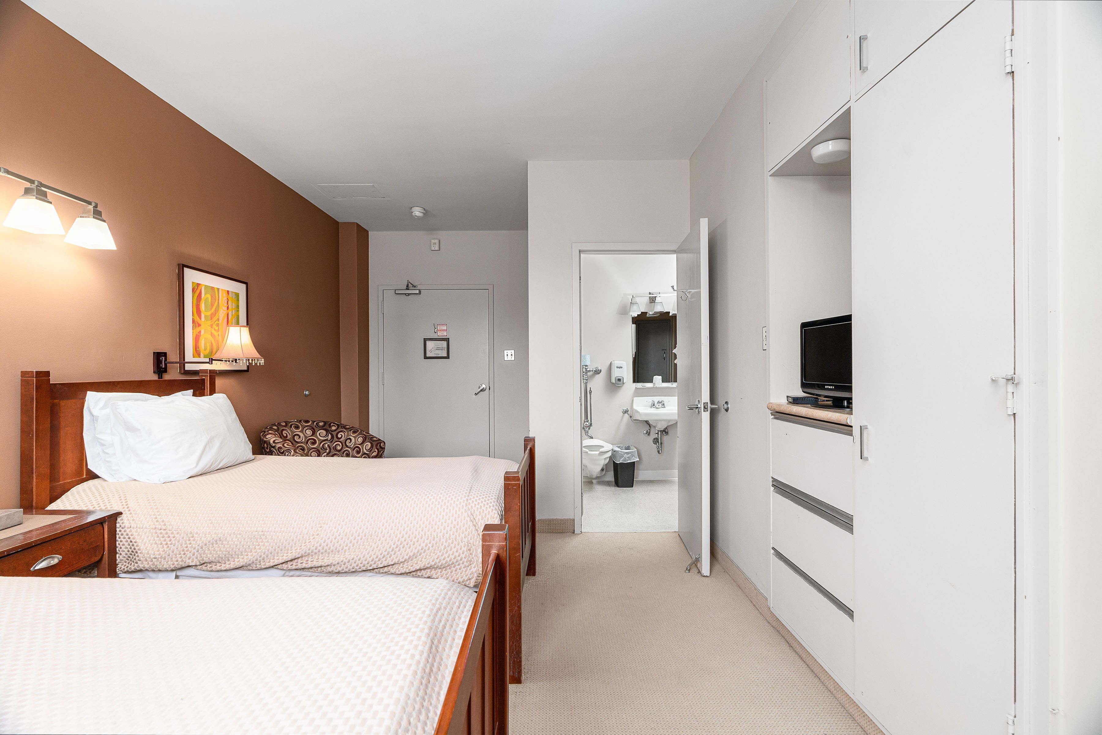 Tabla de planchar con plancha, wifi gratis y ropa de cama 