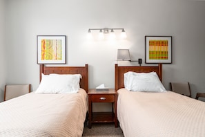 2 Single Beds with Full Bathroom | Bàn ủi/dụng cụ ủi quần áo, truy cập Internet không dây miễn phí 