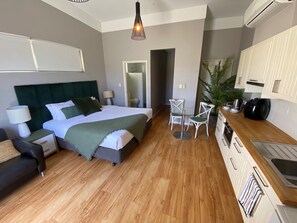 Kitchenette Suite  | Living area | TV - Maand Up Accommodation (Fremantle)