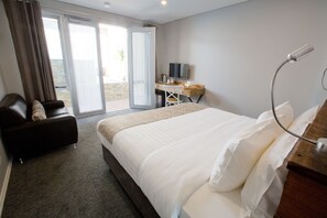 1 bedroom, premium bedding, desk, blackout drapes - Maand Up Accommodation (Fremantle)